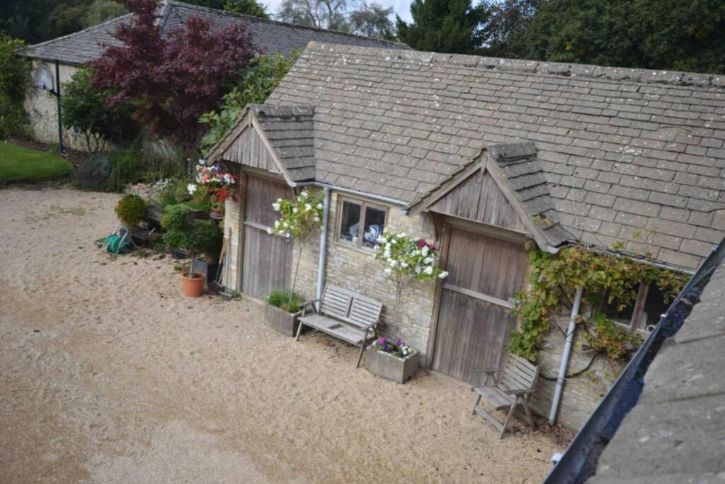 Ferienwohnung The Old Manor Coach House Cirencester Exterior foto