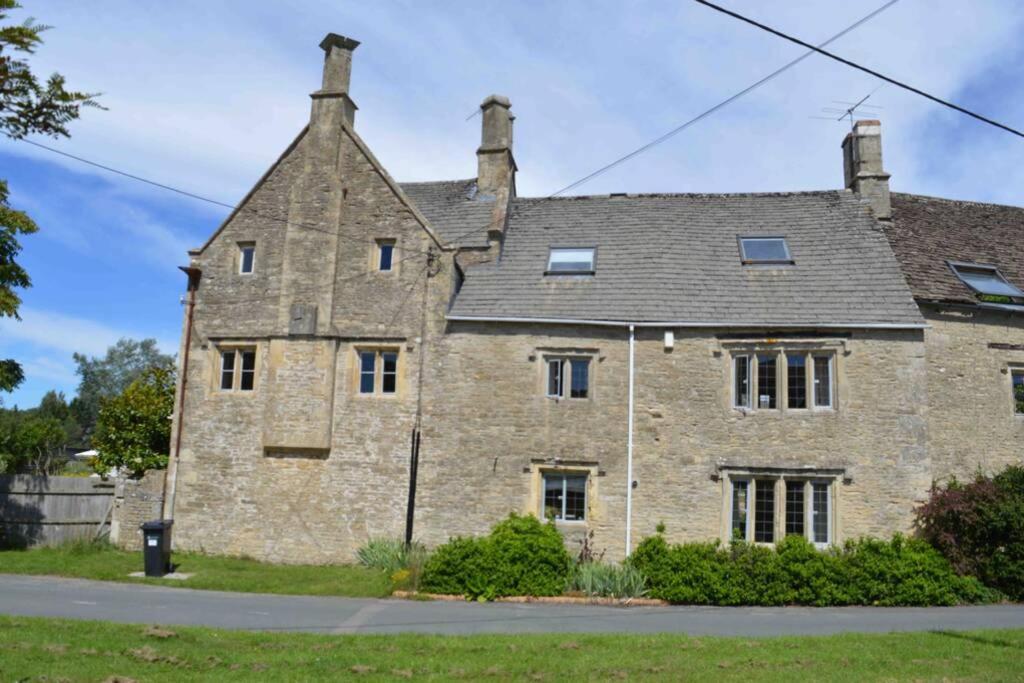 Ferienwohnung The Old Manor Coach House Cirencester Exterior foto