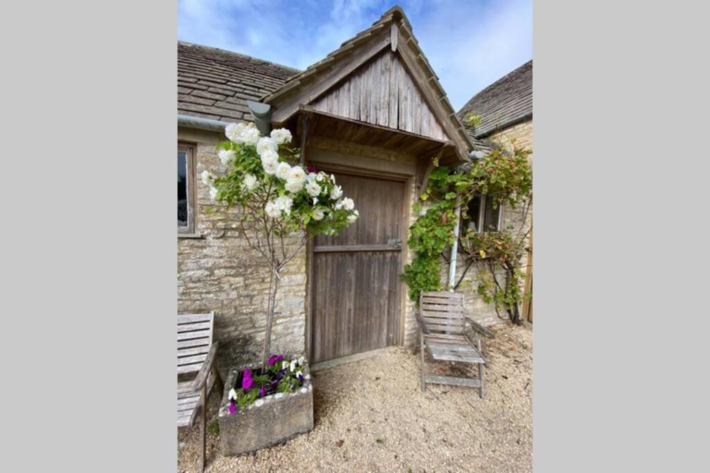 Ferienwohnung The Old Manor Coach House Cirencester Exterior foto