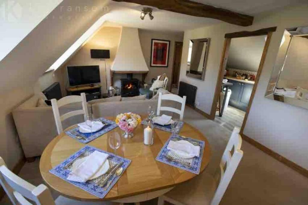 Ferienwohnung The Old Manor Coach House Cirencester Exterior foto